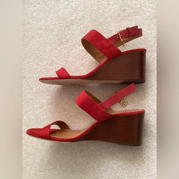 Tory Burch US 8 Benton Suede Wedge Ankle Strap Logo Charm Sandal Red - Picture 3 of 5